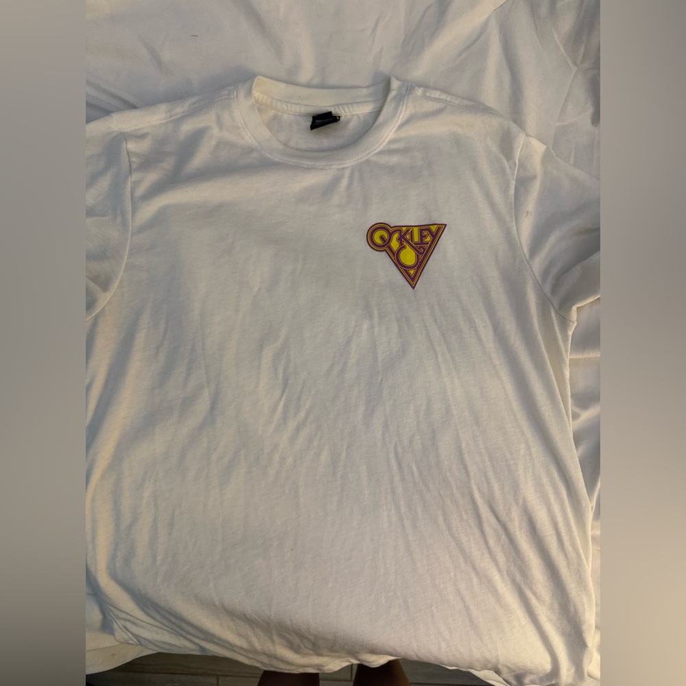 men’s white oakley shirt